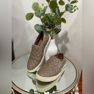 🌸✨WOMEN’S STEVE MADDEN LOW CUT LACELESS SNEAKERS •SIZE 6.5 🌸